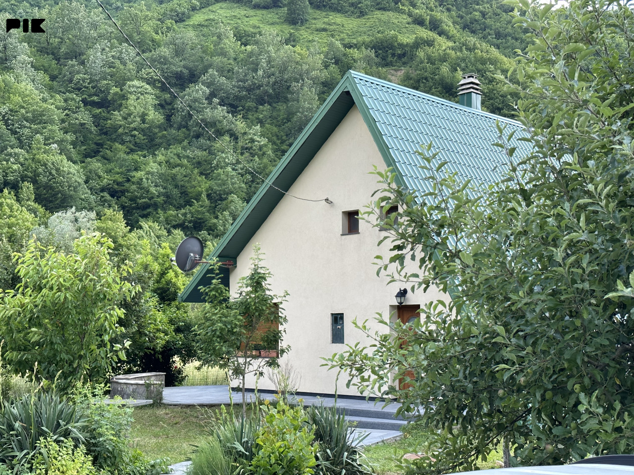 Vikendica sa okućnicom i voćnjakom u podnožju Prenja