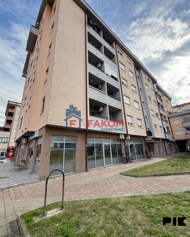 Iznajmljuje se trosoban stan, podnožje Starčevice 3