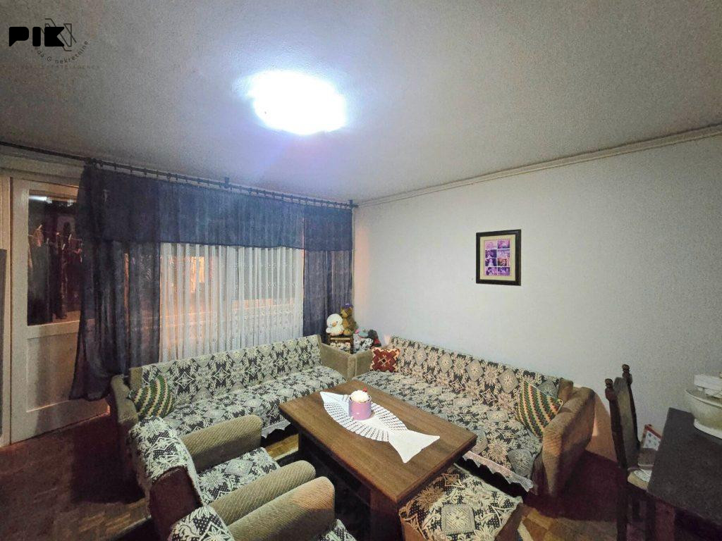 Hiseta; trosoban stan od 85m2 u Radoja Domanovića 2