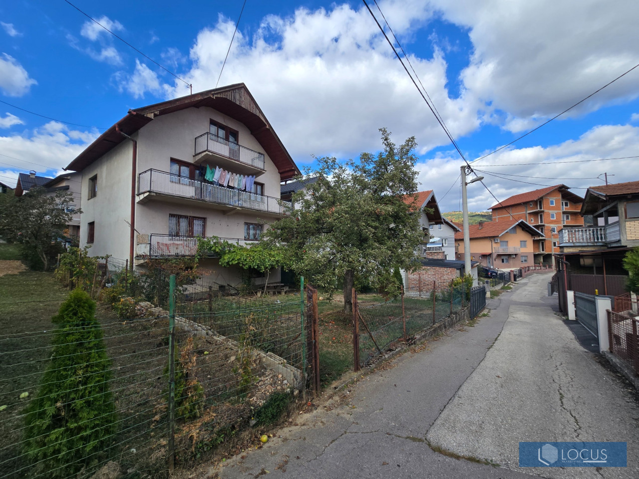 LOCUS: Kuća 270 m2 sa ostavom i garažom na prodaju Šip, Sarajevo