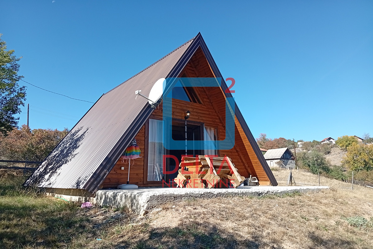 Vikendica (brvnara) / na parceli 625m2 / Košutica / Romanija