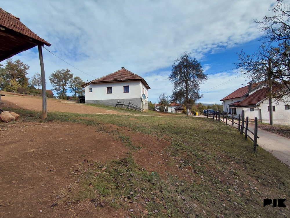 Izdaje se Kuća za stanovanje Hrastovi
