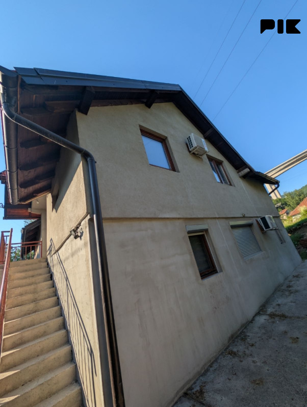 Dvije Kuće Gradska Zona 1 Opis
