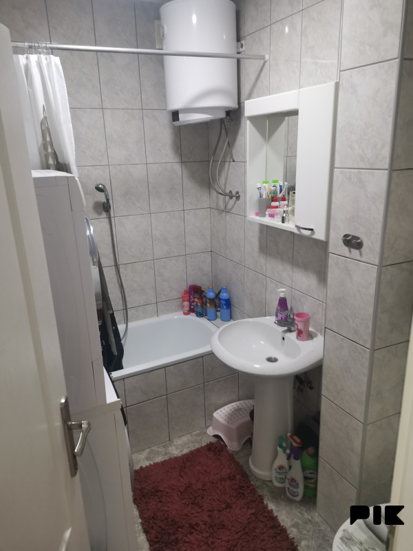 PRODAJEM STAN 68m2 2