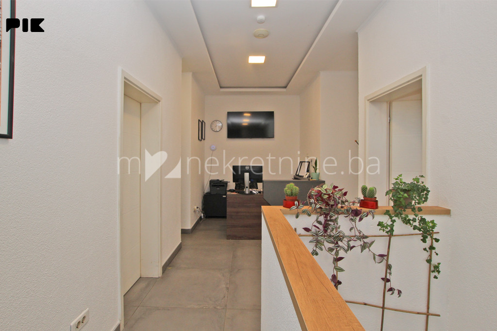 m2: PRILIKA ZA INVESTITORE! Dobrinja / Poslovni prostor 181m2 2