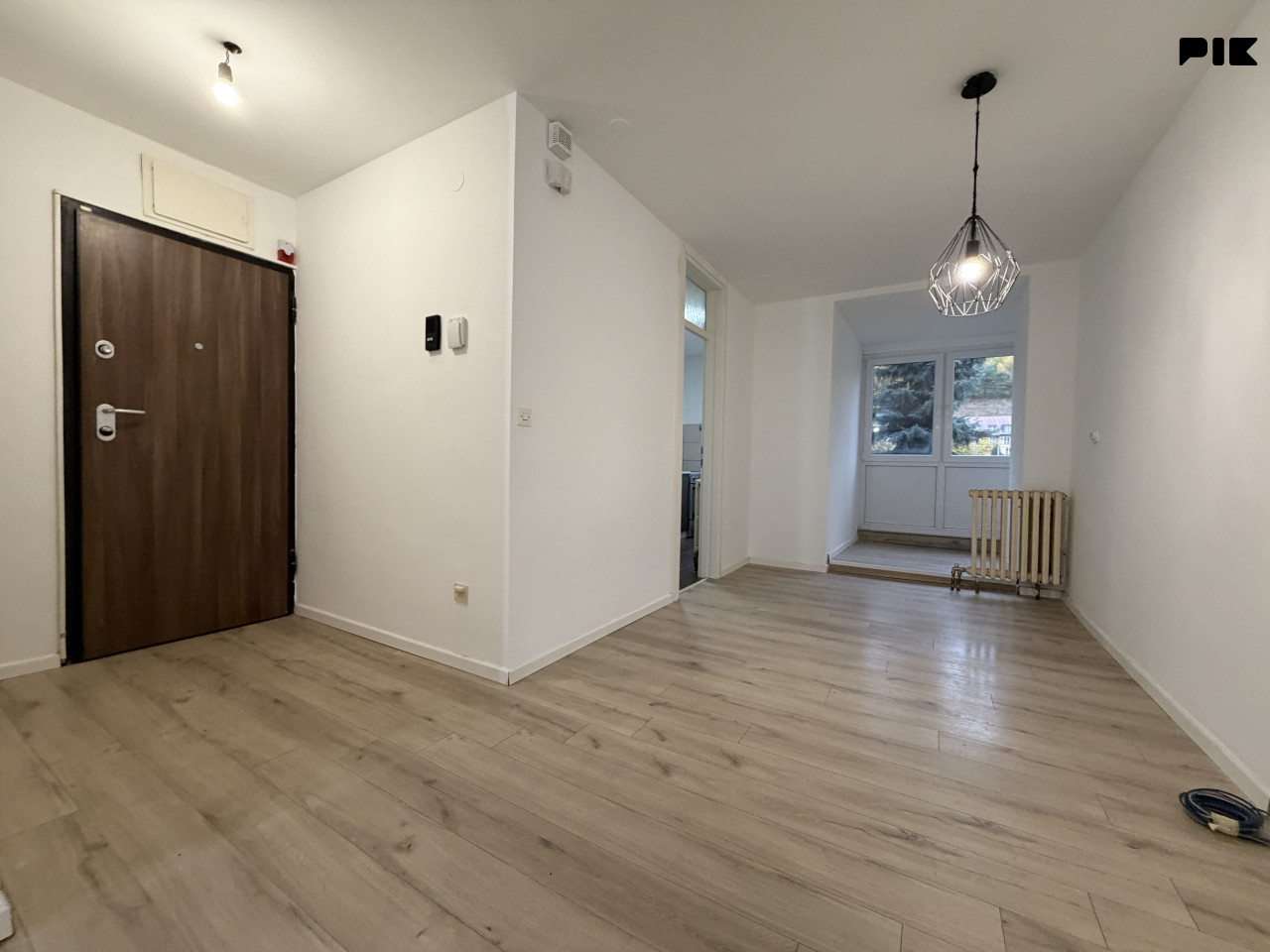 Trosoban stan 80 m2 Dobrinja Federacija prvi sprat renoviran 3