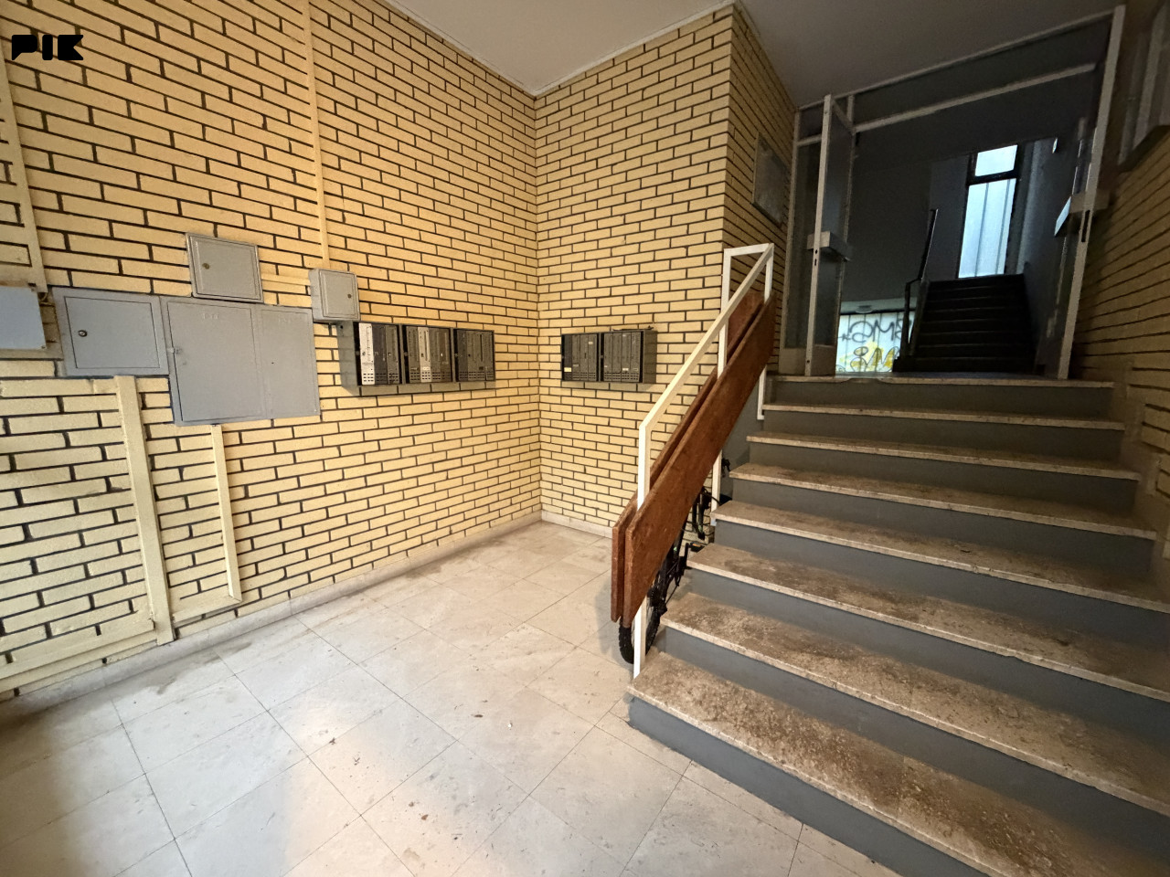 Trosoban stan 80 m2 Dobrinja Federacija prvi sprat renoviran 2