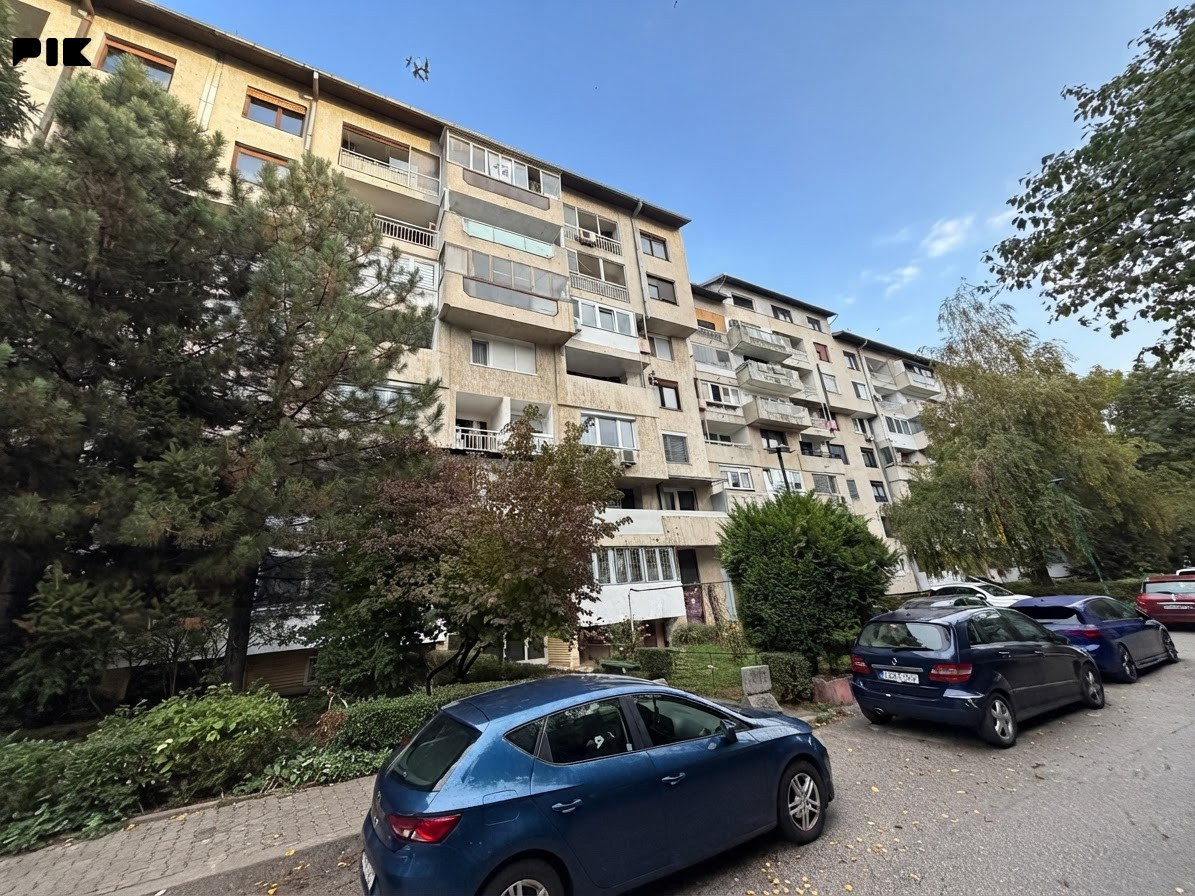 Trosoban stan 80 m2 Dobrinja Federacija prvi sprat renoviran