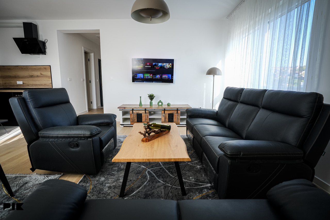 Nov dvosoban stan 54m2 sa garažom i balkonom Queens Residence