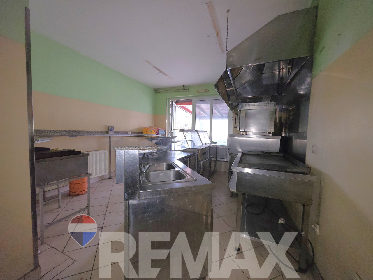 Poslovni prostor 40 m2 + 25 m2 vanjske površine | Lauš 3