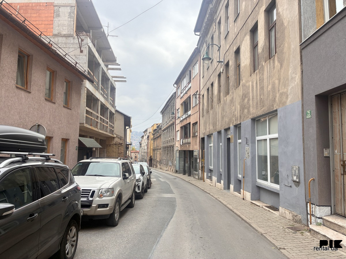 Veći dvosoban stan najam Centar Sarajevo 2