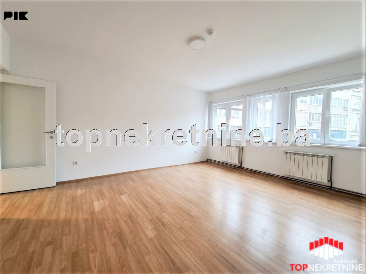 Nenamješten stan od 80m2 pogodan za ured kod Narodnog pozorišta 2