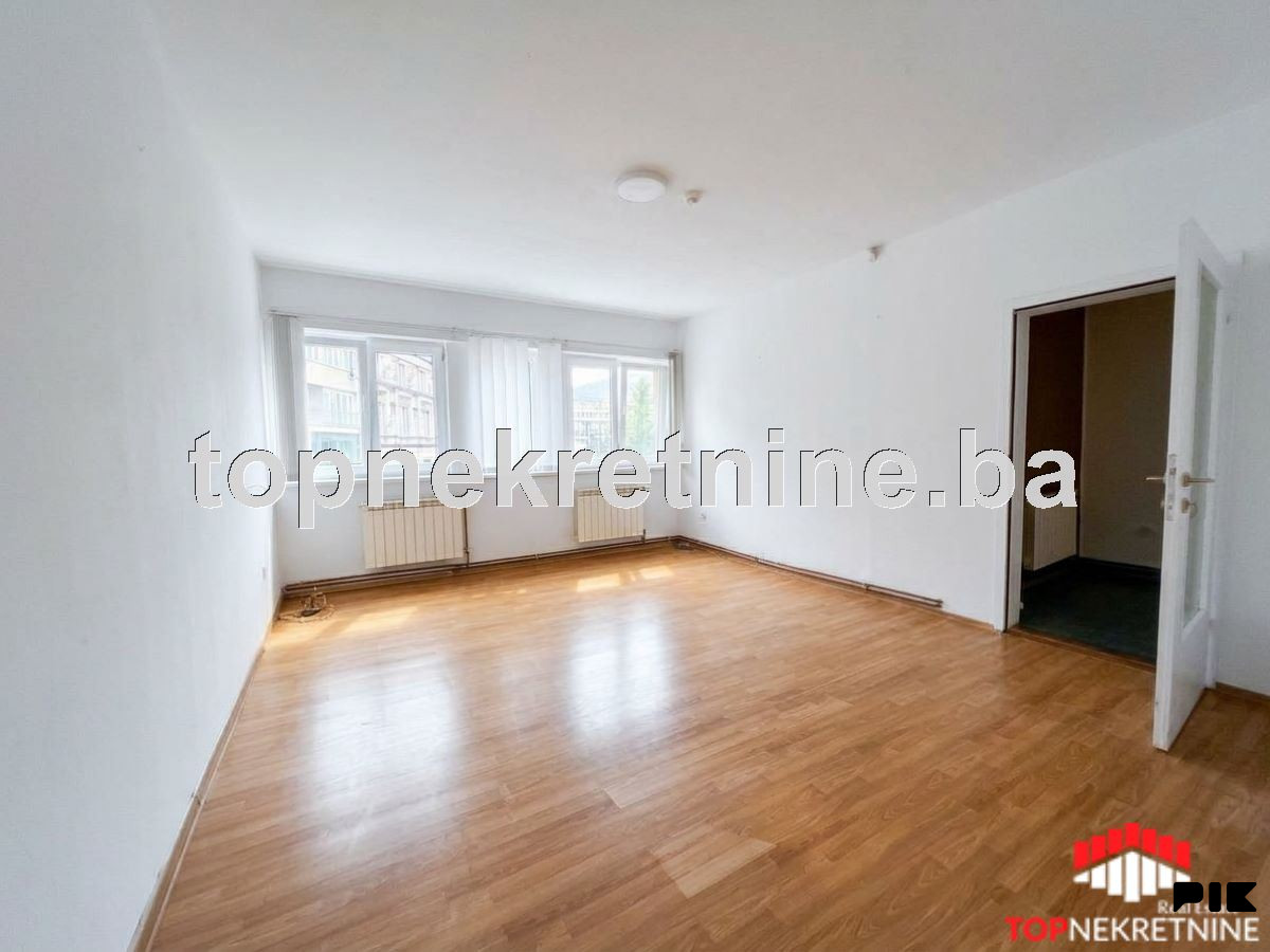 Nenamješten stan od 80m2 pogodan za ured kod Narodnog pozorišta 3