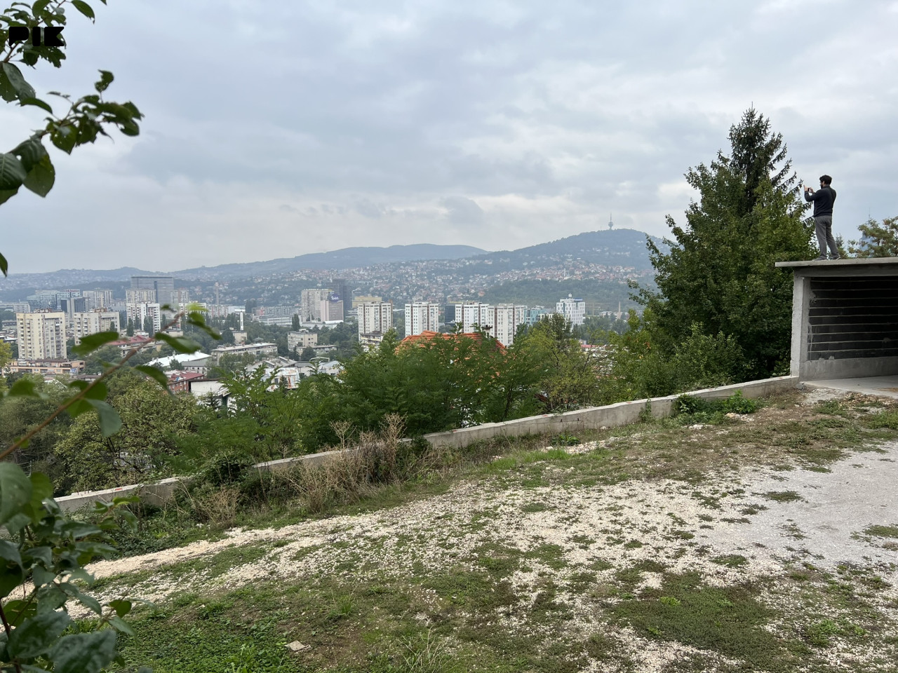 INVESTICIJSKA PRILIKA U SARAJEVU  3 KUĆE SA ZEMLJIŠTEM I GARAŽAMA