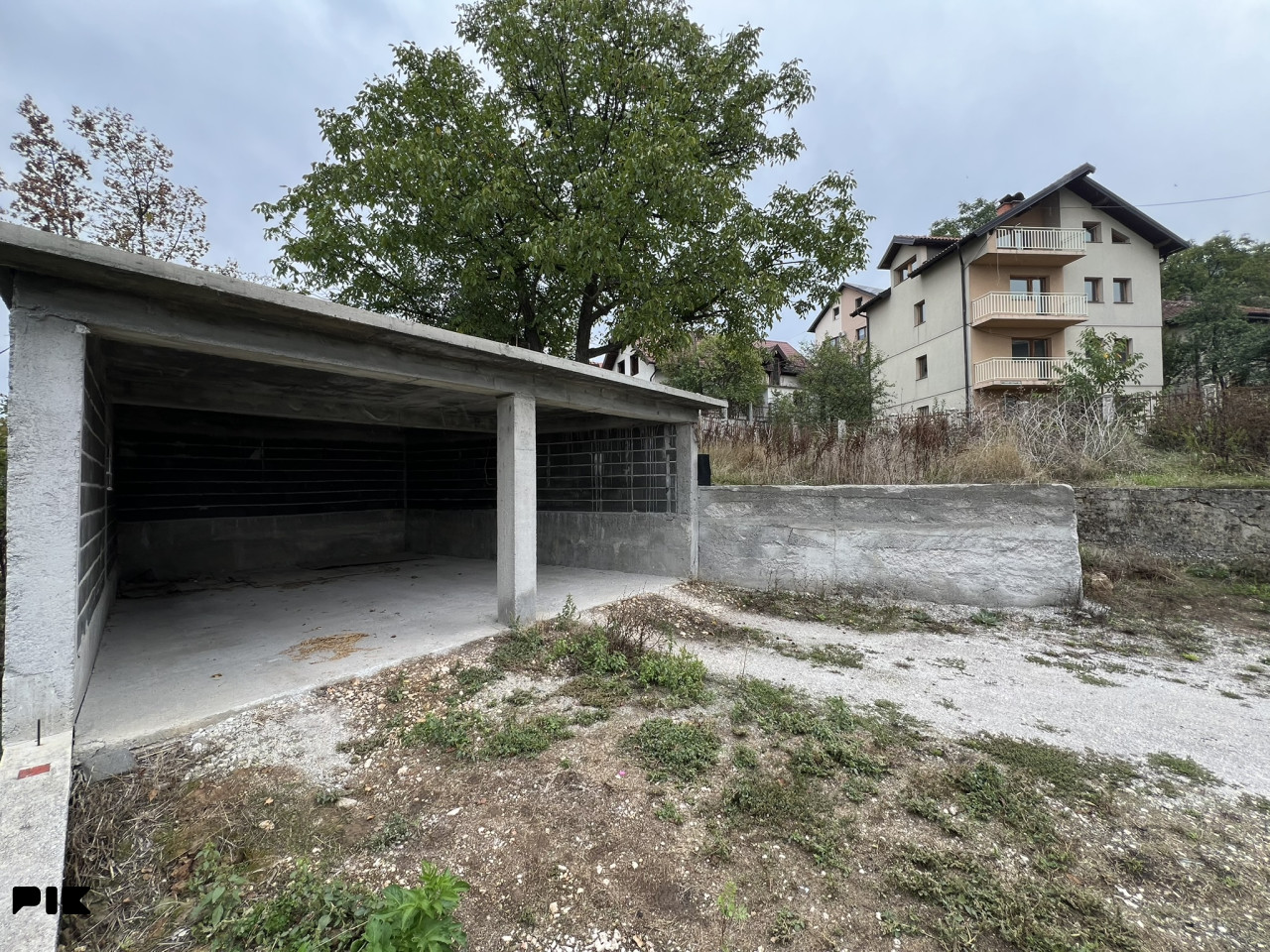 INVESTICIJSKA PRILIKA U SARAJEVU  3 KUĆE SA ZEMLJIŠTEM I GARAŽAMA 3