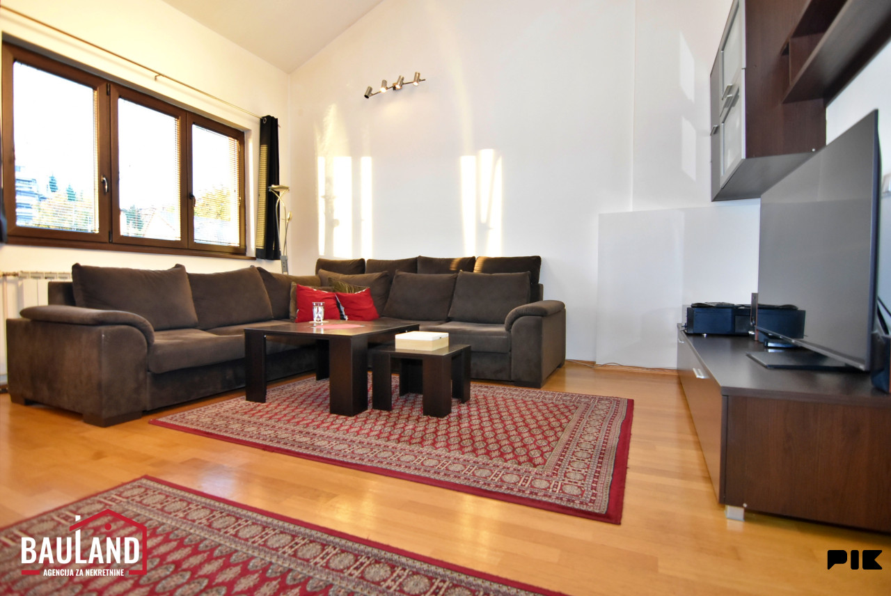 Četverosoban dvoetažni stan, 91m2 / Višnjik, Centar