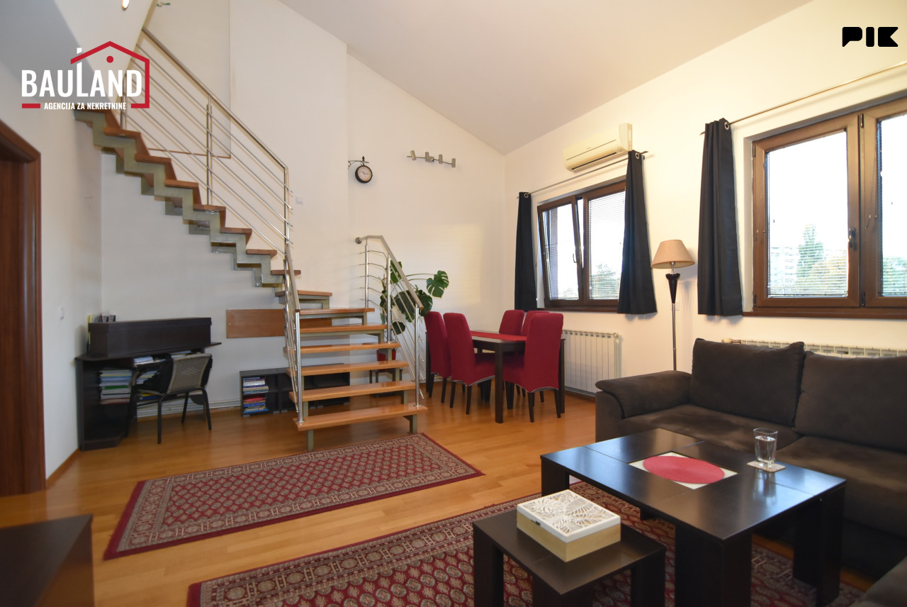 Četverosoban dvoetažni stan, 91m2 / Višnjik, Centar 2