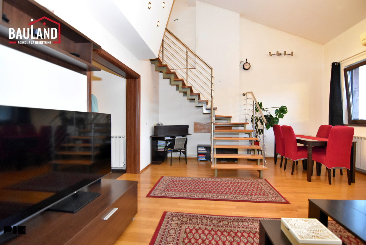 Četverosoban dvoetažni stan, 91m2 / Višnjik, Centar 3