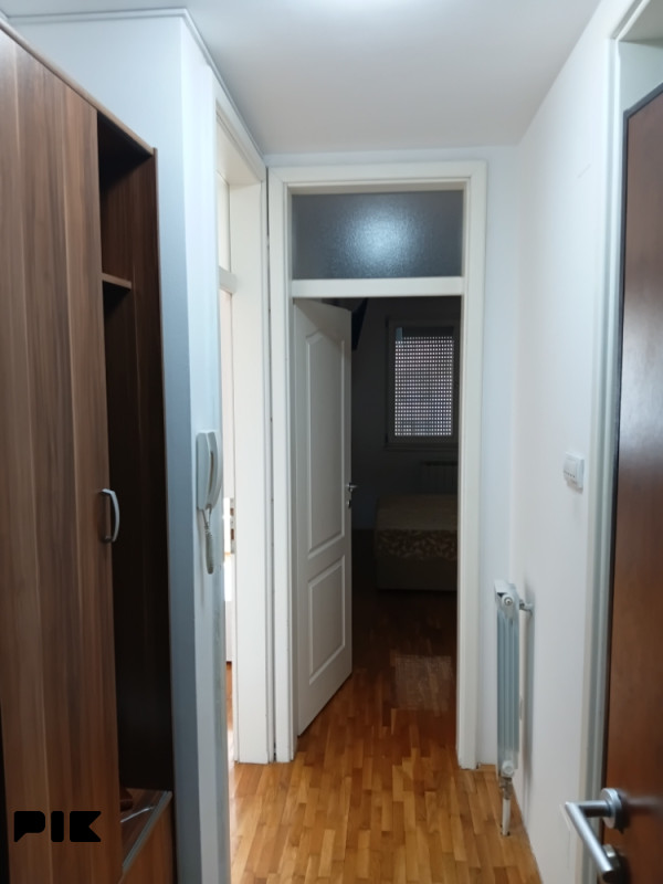 Izdaje se stan na duzi vremenski period.Naselje Dobrinja 4,ulica 2